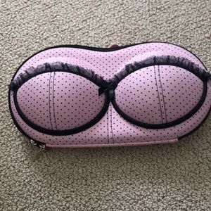 Bra travel carrier